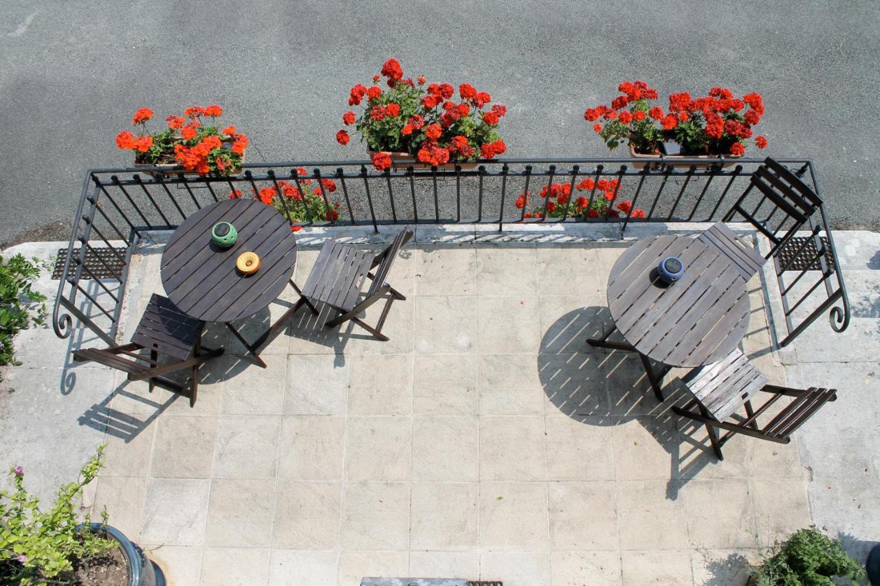 Bed and Breakfast Le Logis Des Quatre Puits Neuvicq-Montguyon Екстер'єр фото
